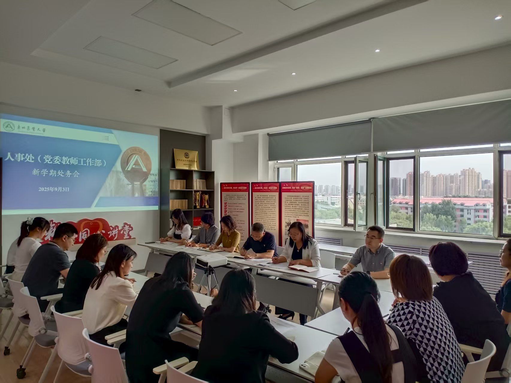 一群人在餐厅里AI 生成的内容可能不正确。