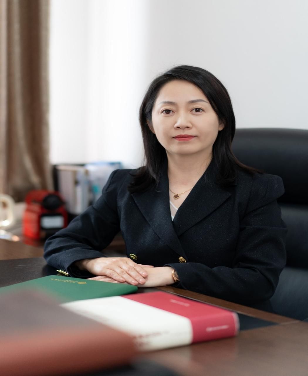 女人坐在桌子前中度可信度描述已自动生成