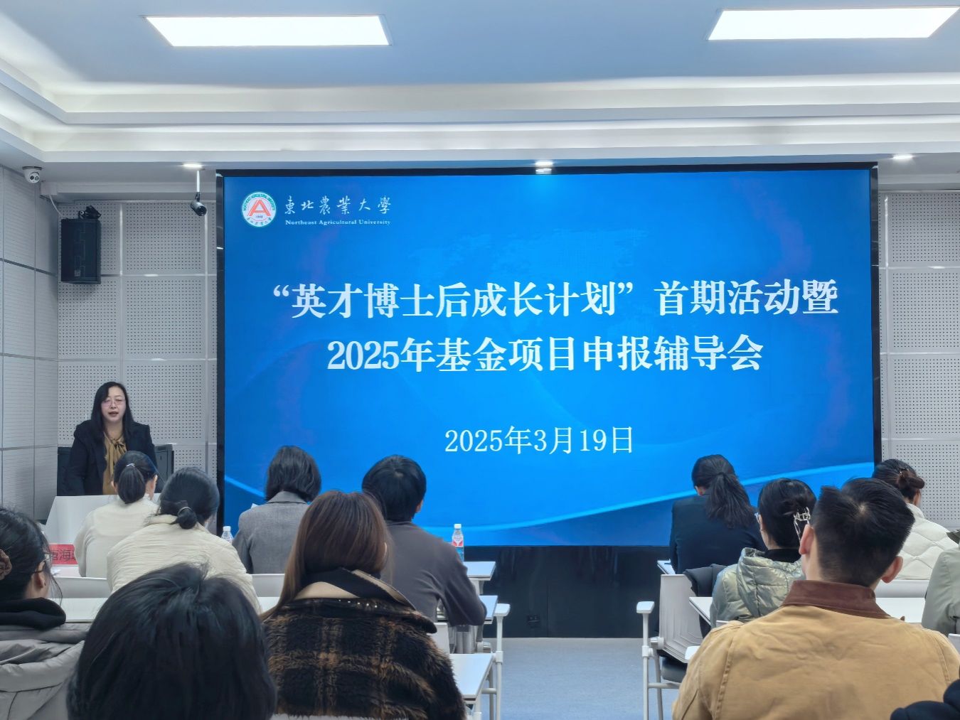 会议室里的人们AI 生成的内容可能不正确。