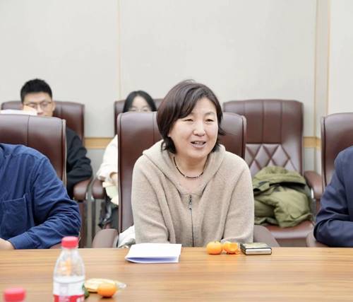 人们坐在桌子前 描述已自动生成