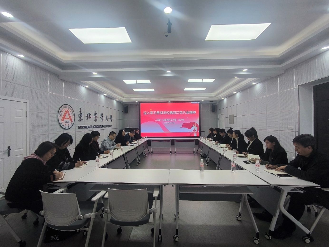 会议室里的人们AI 生成的内容可能不正确。