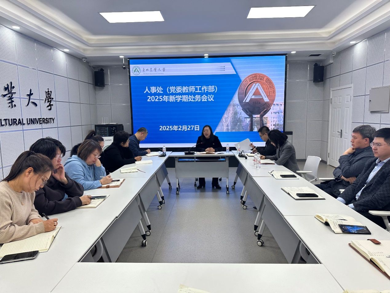 人们在看台上的人在房间里AI 生成的内容可能不正确。