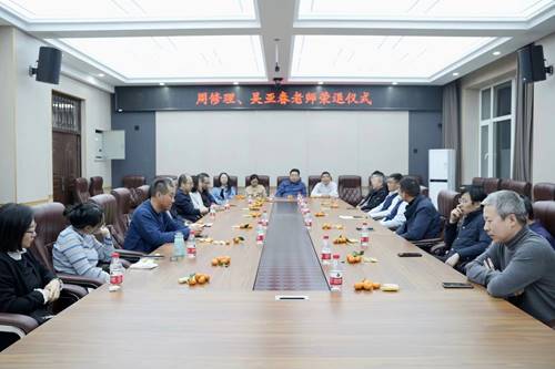 会议室里的人们 描述已自动生成