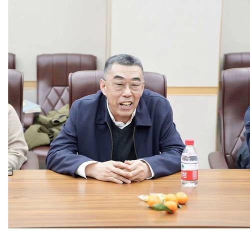 木桌子前的人 描述已自动生成